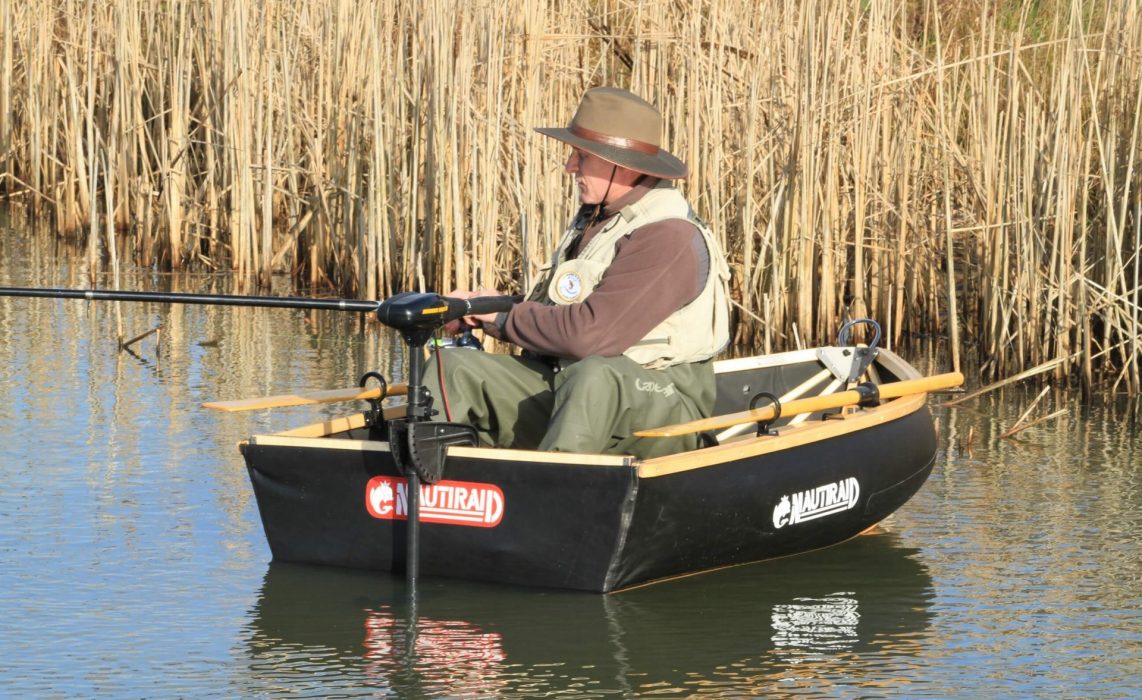 Pêcheur dans un canot Nautiraid Coracle 190