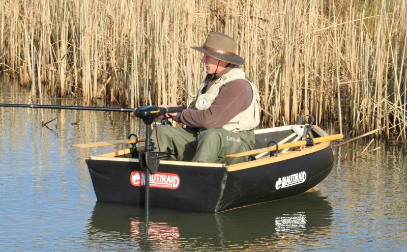 Pêcheur dans un canot Nautiraid Coracle 190