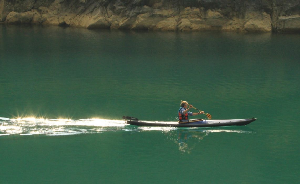 Kayak pliant Narak 460 sur une rivère