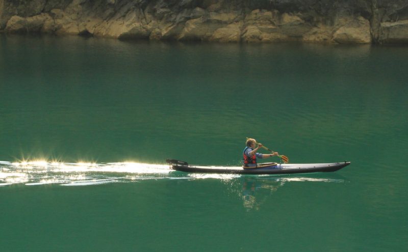 Kayak pliant Narak 460 sur une rivère