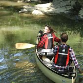 Canoë Umiak 475 sur une rivère