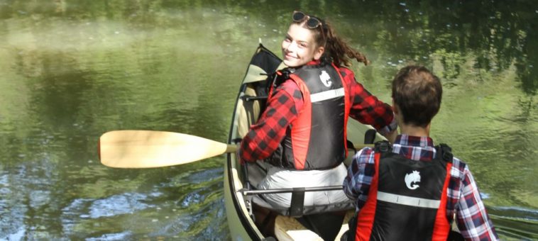 Canoë Umiak 475 sur une rivère