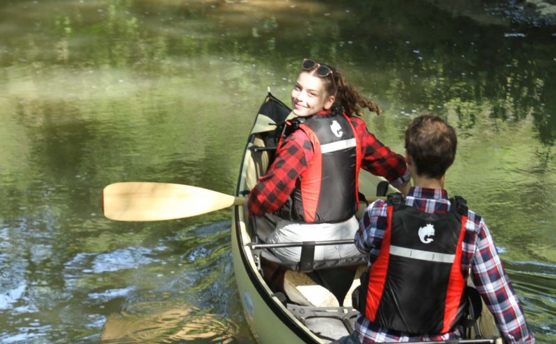 Canoë Umiak 475 sur une rivère